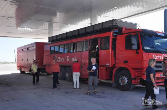 A caminho da Península Valdés, no litoral da patagônia argentina, encontro com um gigantesco caminhão-hotel com viajantes alemães